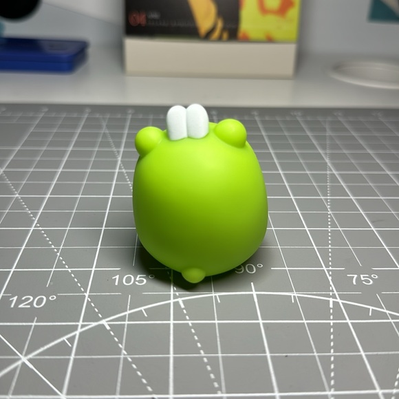 MOLANG FROG FIGURE - Picture 3 of 3